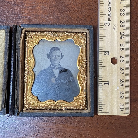 1860s 1/9 Plate Tintype Photograph in Case Split with Brass Mat and Preserver - Picture 6 of 7